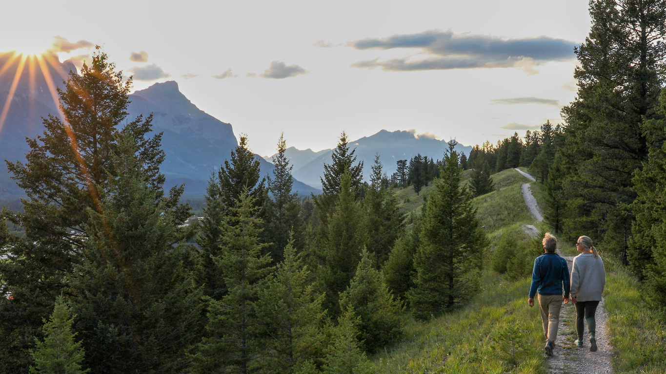 couple-hiking-mountains