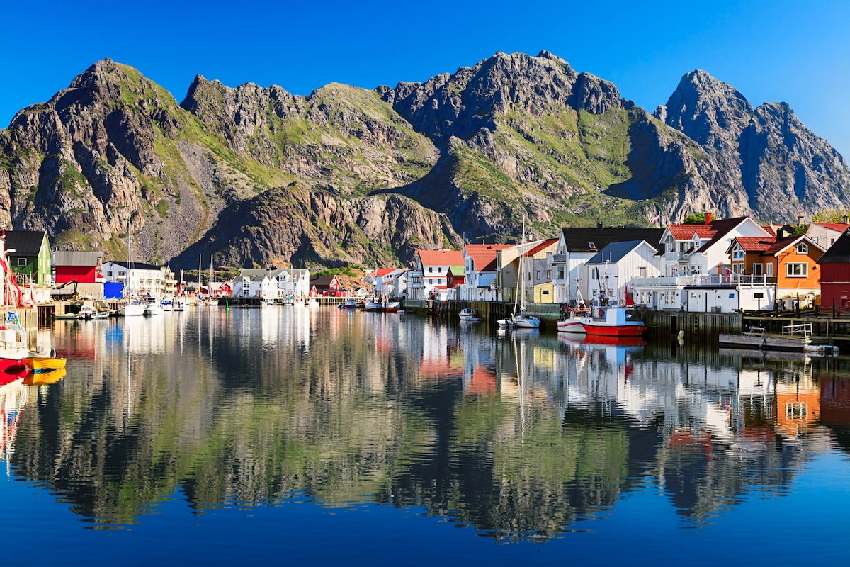 Henningsvaer-picturesque-Norwegian-fishing-village-in-Lofoten-islands-norway
