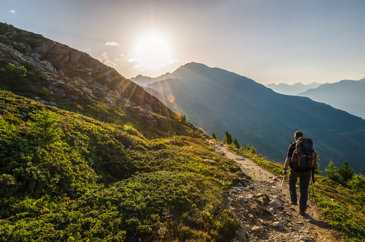 hiker-sunrise-lechweg-trail