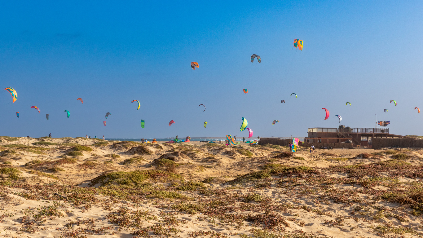 Kite-surfers-at-the-Kite-Beach-Santa-Maria-cape-verde