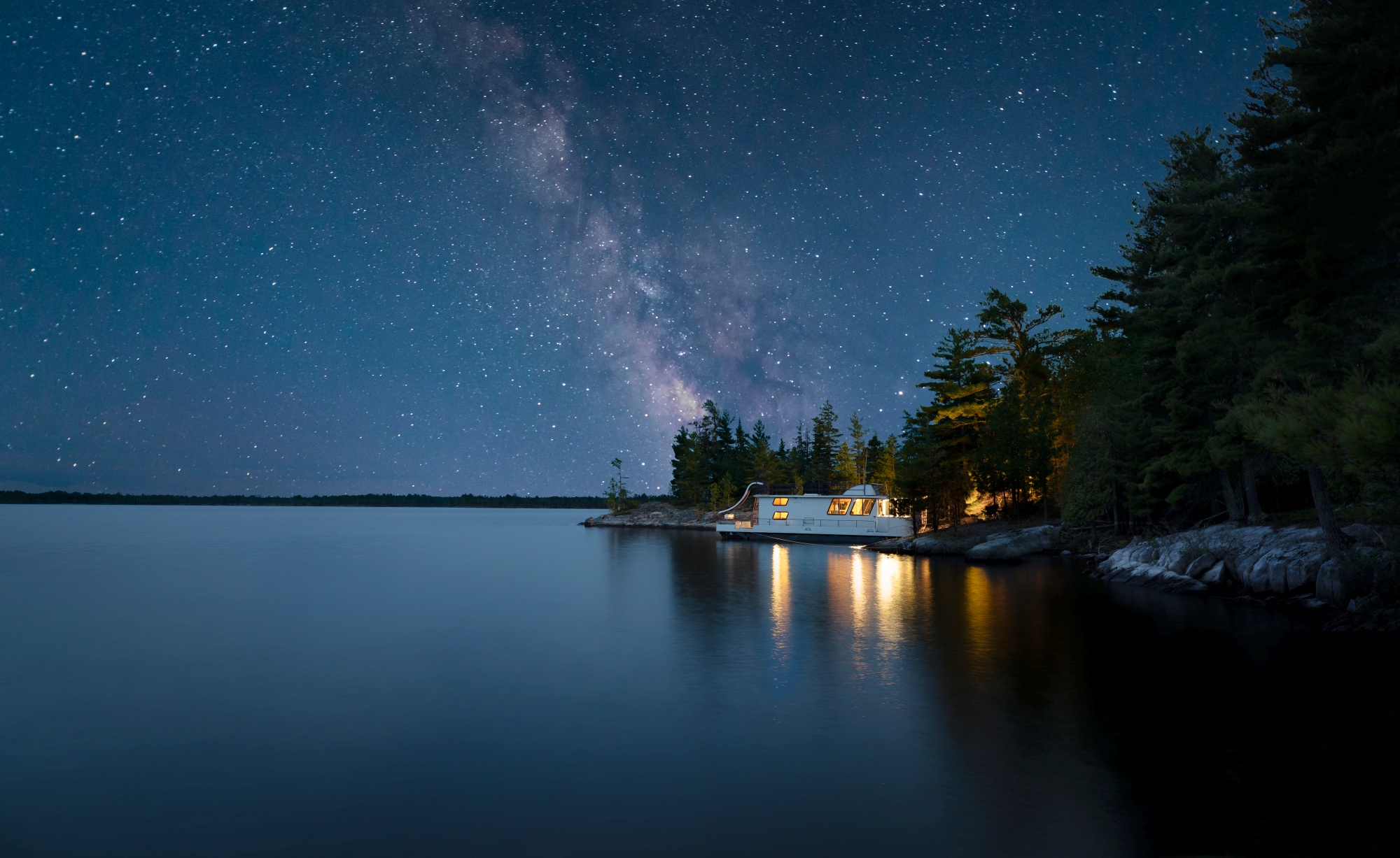 Minnesota USA ranier voyageursnationalpark raineylake houseboat 01hero paulvincent