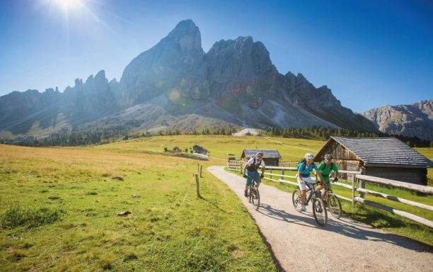 cycling through south tyrols beautiful landscapes idm suedtirol daniel geiger