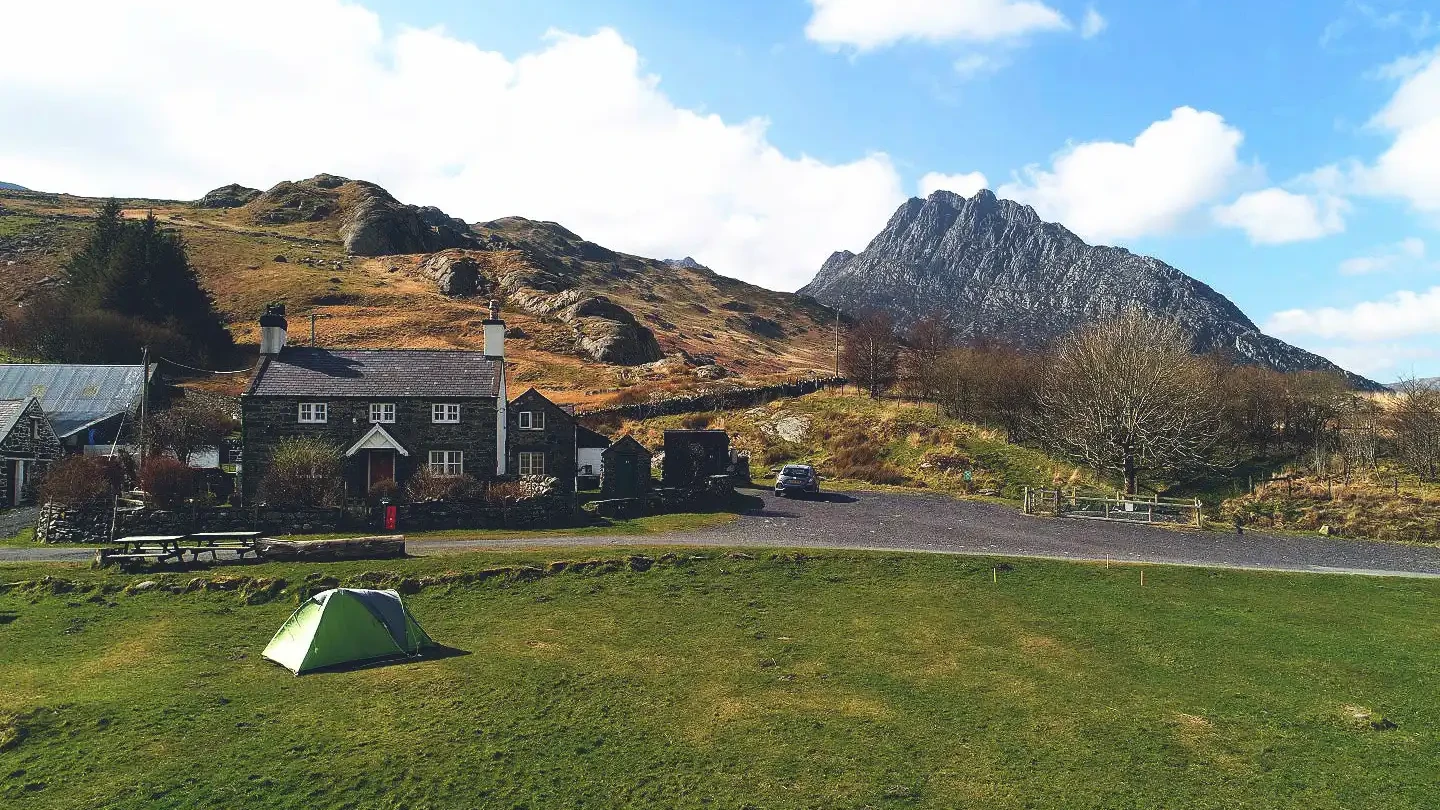 Gwern-Gof-Isaf-campsite-Eryri-Snowdonia