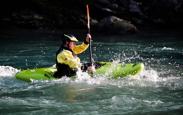 kayaking canoeing difference